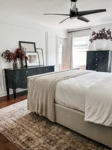 Black and white transitional primary bedroom with picture frame moulding #primarybedroom #transitionalbedroom #blackandwhitebedroom #modernbedroom