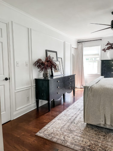 Black and white transitional primary bedroom with picture frame moulding #primarybedroom #transitionalbedroom #blackandwhitebedroom #modernbedroom