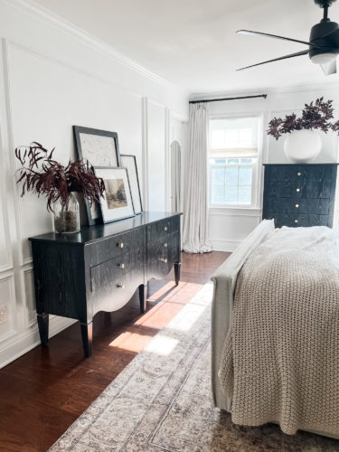 Black and white transitional primary bedroom with picture frame moulding #primarybedroom #transitionalbedroom #blackandwhitebedroom #modernbedroom