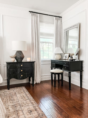 Black and white transitional primary bedroom with picture frame moulding #primarybedroom #transitionalbedroom #blackandwhitebedroom #modernbedroom