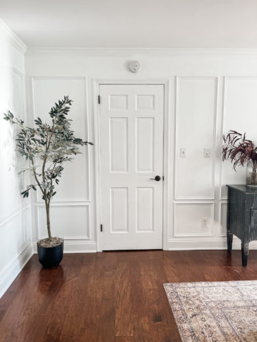 Black and white transitional primary bedroom with picture frame moulding #primarybedroom #transitionalbedroom #blackandwhitebedroom #modernbedroom
