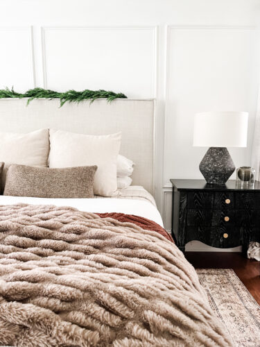 Moody and traditional Christmas bedroom using brown, red and green. Cozy Christmas bedroom decor #christmasbedroom #cozychristmasbedroomdecor