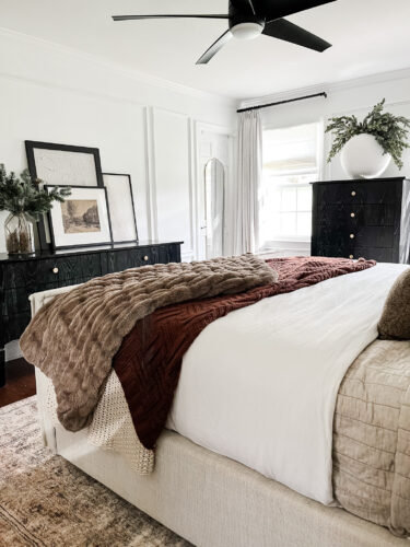 Moody and traditional Christmas bedroom using brown, red and green. Cozy Christmas bedroom decor #christmasbedroom #cozychristmasbedroomdecor