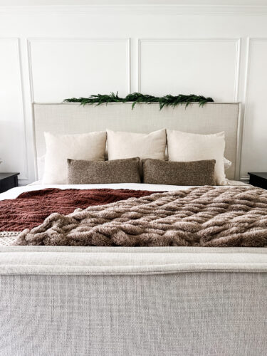 Moody and traditional Christmas bedroom using brown, red and green. Cozy Christmas bedroom decor #christmasbedroom #cozychristmasbedroomdecor