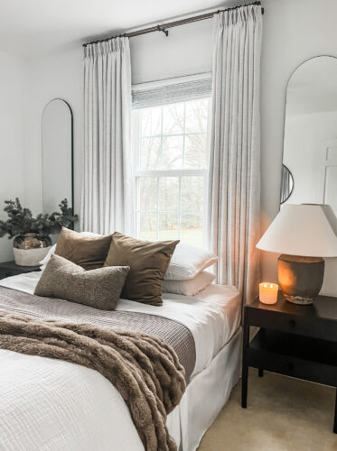 Neutral Christmas decor for our guest bedroom! Cozy layers with brown and green tones. #holidaydecor #guestbedroom #christmasbedroom