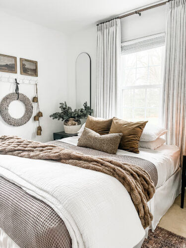 Neutral Christmas decor for our guest bedroom! Cozy layers with brown and green tones. #holidaydecor #guestbedroom #christmasbedroom