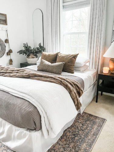 Neutral Christmas decor for our guest bedroom! Cozy layers with brown and green tones. #holidaydecor #guestbedroom #christmasbedroom