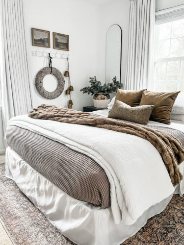 Neutral Christmas decor for our guest bedroom! Cozy layers with brown and green tones. #holidaydecor #guestbedroom #christmasbedroom
