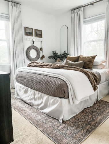 Neutral Christmas decor for our guest bedroom! Cozy layers with brown and green tones. #holidaydecor #guestbedroom #christmasbedroom