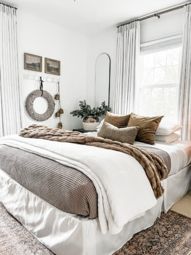 Neutral Christmas decor for our guest bedroom! Cozy layers with brown and green tones. #holidaydecor #guestbedroom #christmasbedroom