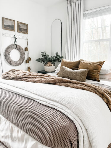 Neutral Christmas decor for our guest bedroom! Cozy layers with brown and green tones. #holidaydecor #guestbedroom #christmasbedroom