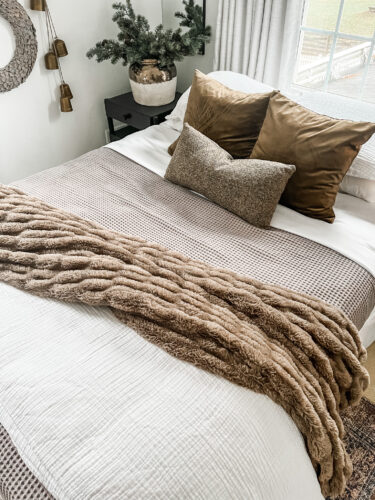Neutral Christmas decor for our guest bedroom! Cozy layers with brown and green tones. #holidaydecor #guestbedroom #christmasbedroom