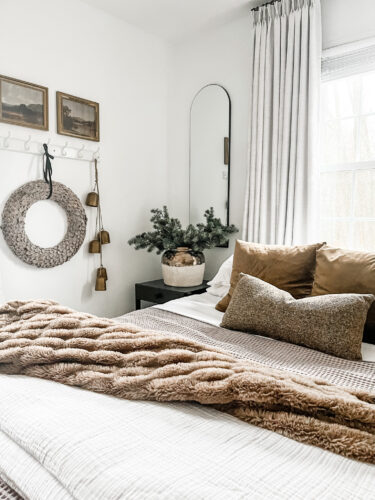 Neutral Christmas decor for our guest bedroom! Cozy layers with brown and green tones. #holidaydecor #guestbedroom #christmasbedroom