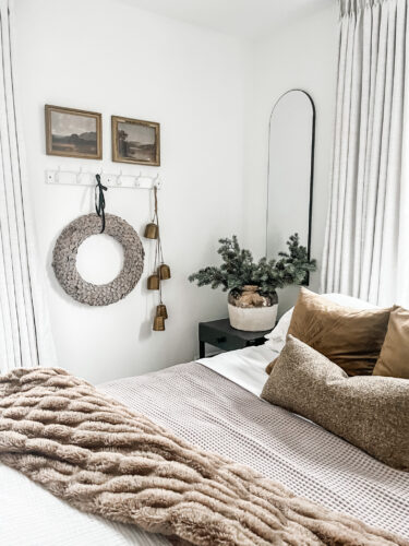Neutral Christmas decor for our guest bedroom! Cozy layers with brown and green tones. #holidaydecor #guestbedroom #christmasbedroom