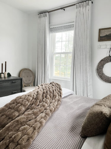 Neutral Christmas decor for our guest bedroom! Cozy layers with brown and green tones. #holidaydecor #guestbedroom #christmasbedroom