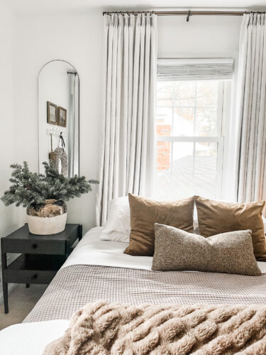 Neutral Christmas decor for our guest bedroom! Cozy layers with brown and green tones. #holidaydecor #guestbedroom #christmasbedroom