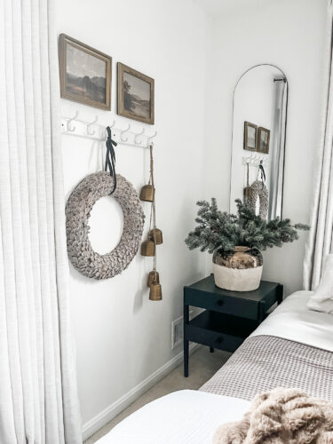 Neutral Christmas decor for our guest bedroom! Cozy layers with brown and green tones. #holidaydecor #guestbedroom #christmasbedroom