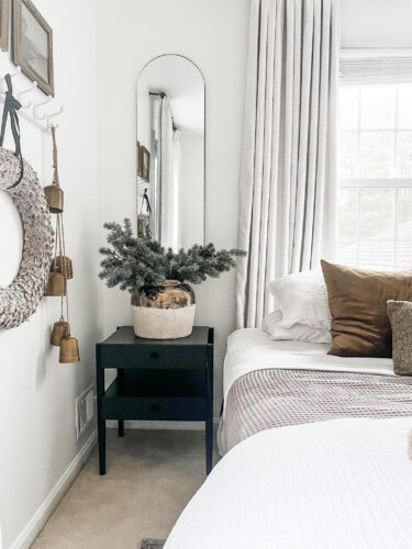 Neutral Christmas decor for our guest bedroom! Cozy layers with brown and green tones. #holidaydecor #guestbedroom #christmasbedroom