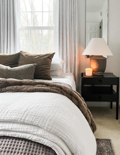 Neutral Christmas decor for our guest bedroom! Cozy layers with brown and green tones. #holidaydecor #guestbedroom #christmasbedroom
