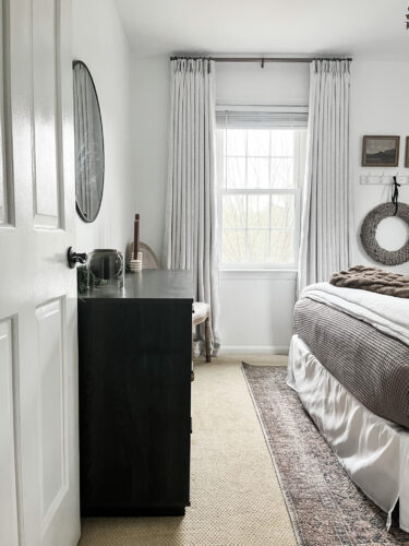 Neutral Christmas decor for our guest bedroom! Cozy layers with brown and green tones. #holidaydecor #guestbedroom #christmasbedroom